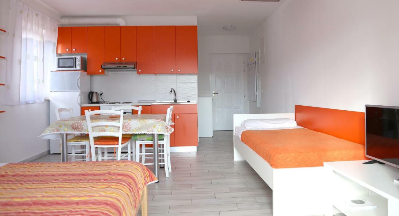 Apartments Laura Pinezići Exterior foto