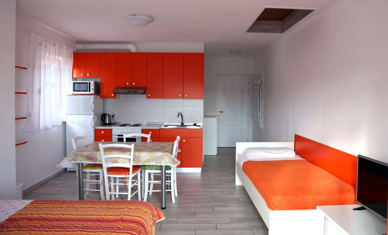 Apartments Laura Pinezići Exterior foto