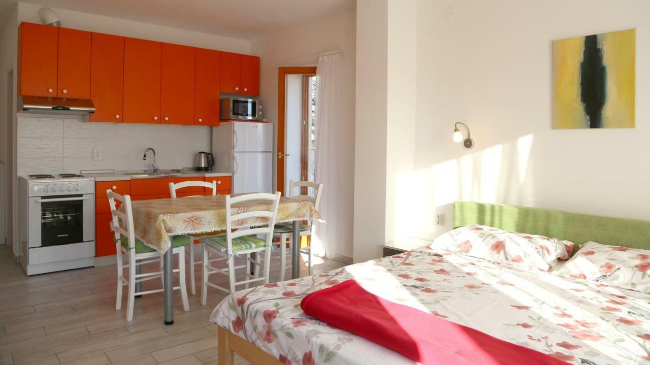 Apartments Laura Pinezići Exterior foto