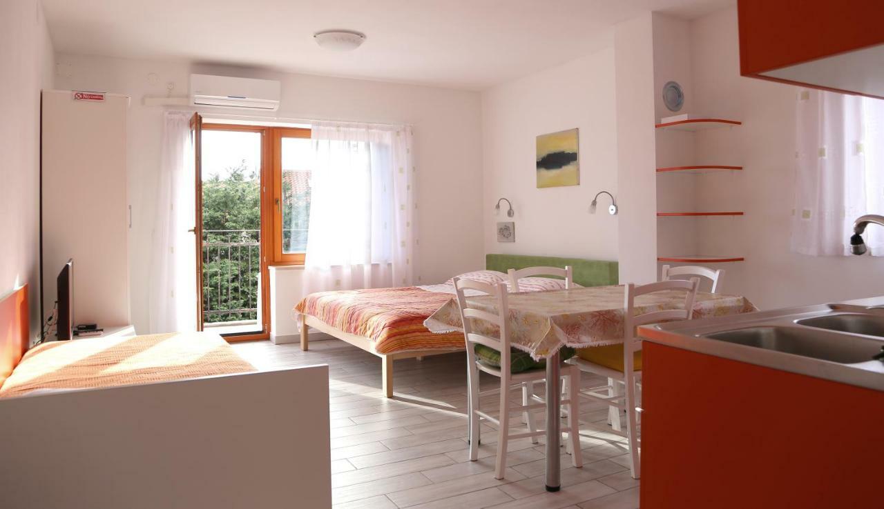 Apartments Laura Pinezići Exterior foto