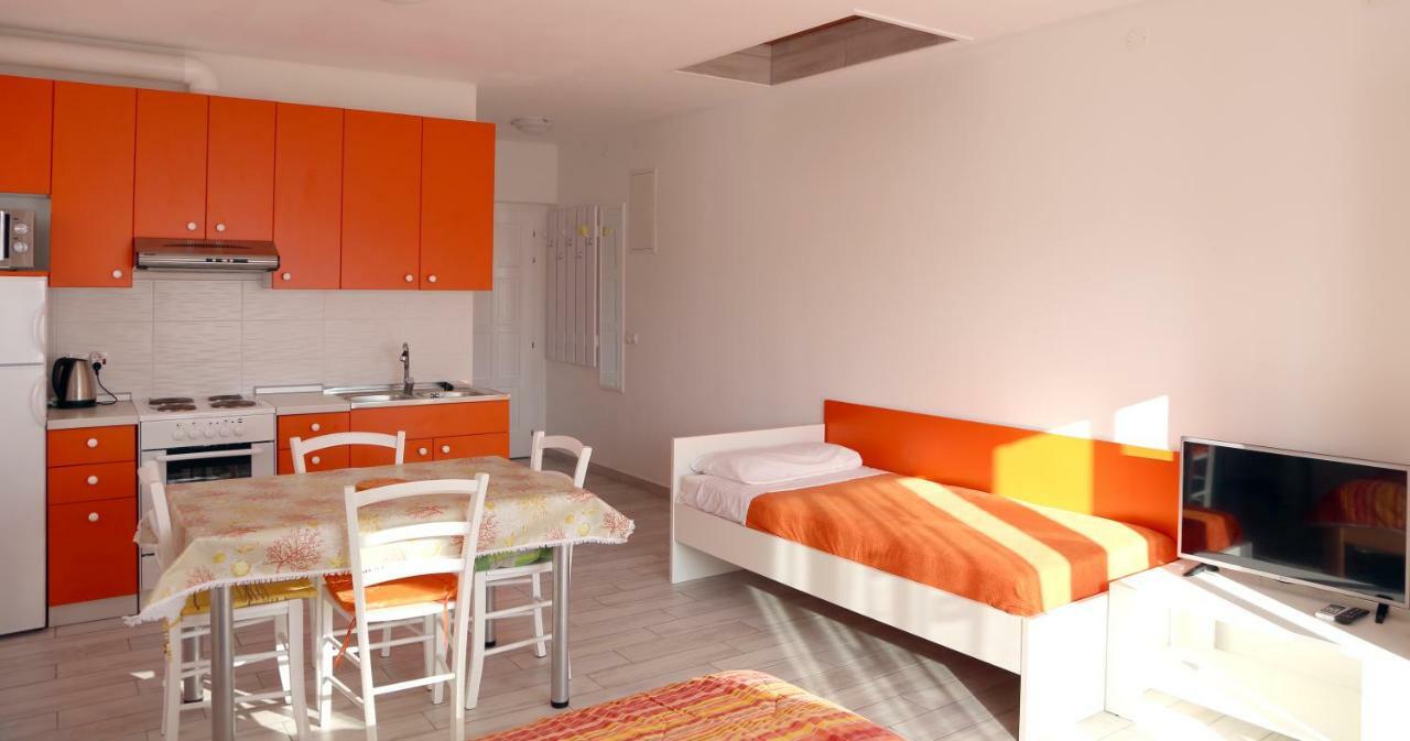 Apartments Laura Pinezići Exterior foto