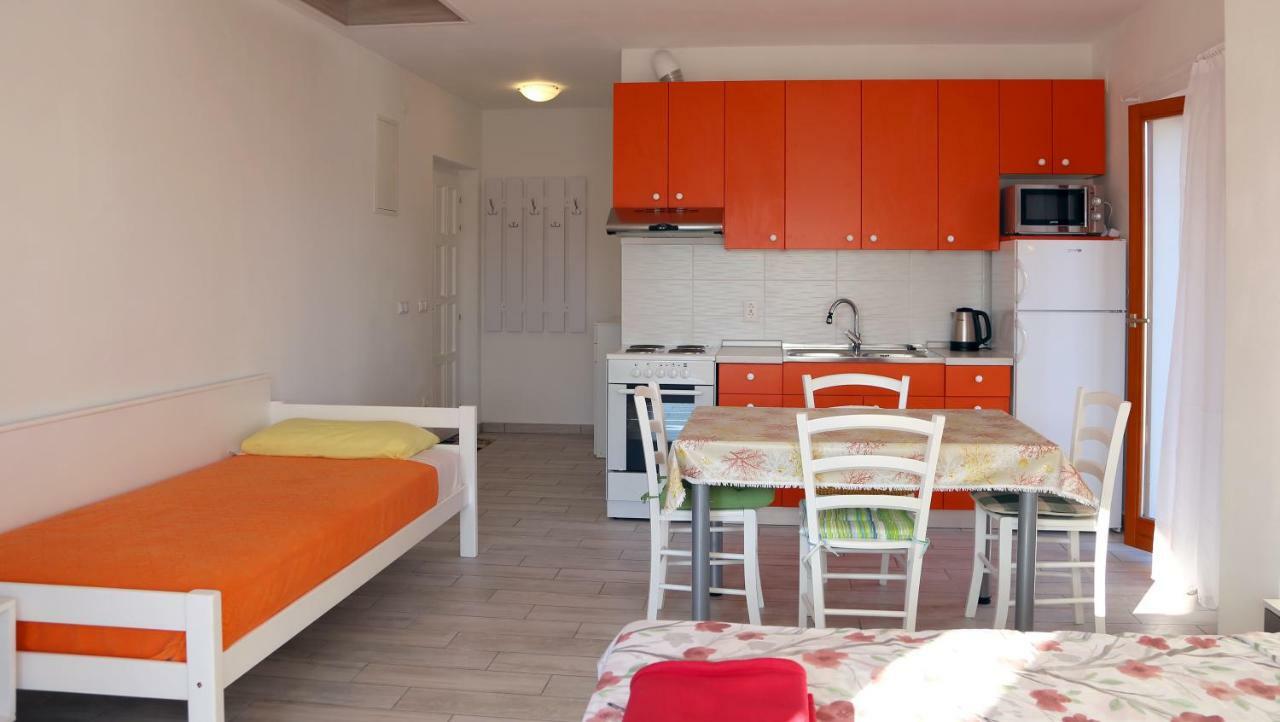 Apartments Laura Pinezići Exterior foto